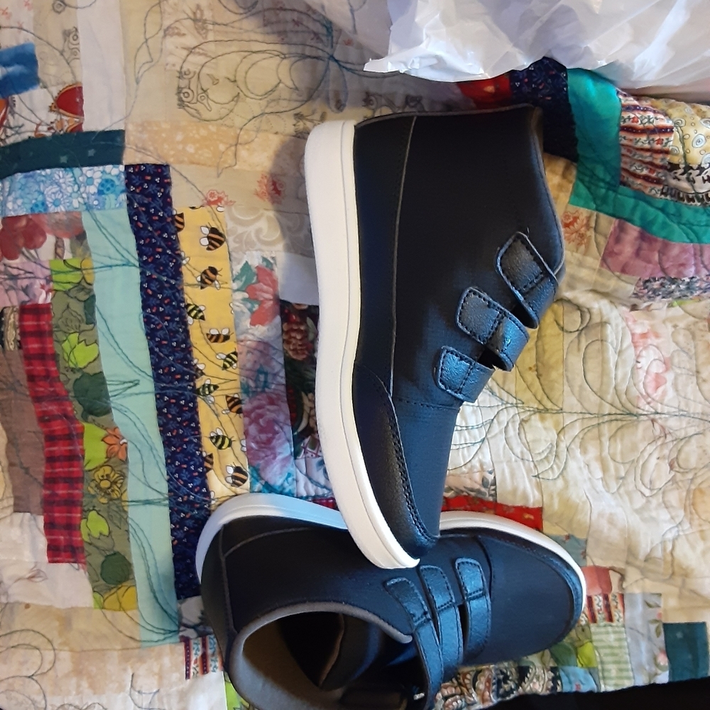 Brand new never used boy shoes sinze 13